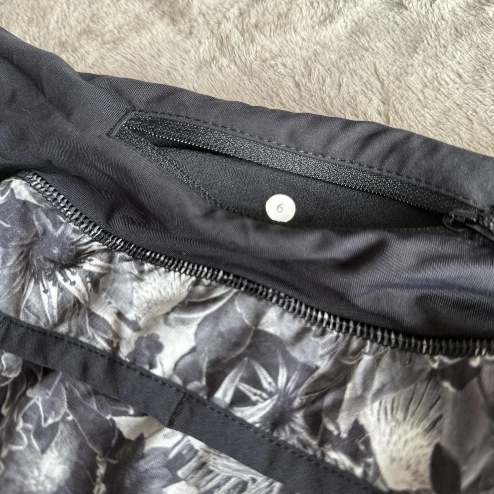 Lululemon Hotty Hot Skirt in Flowabunga Black Angel Wing Size 6 - Picture 4 of 4